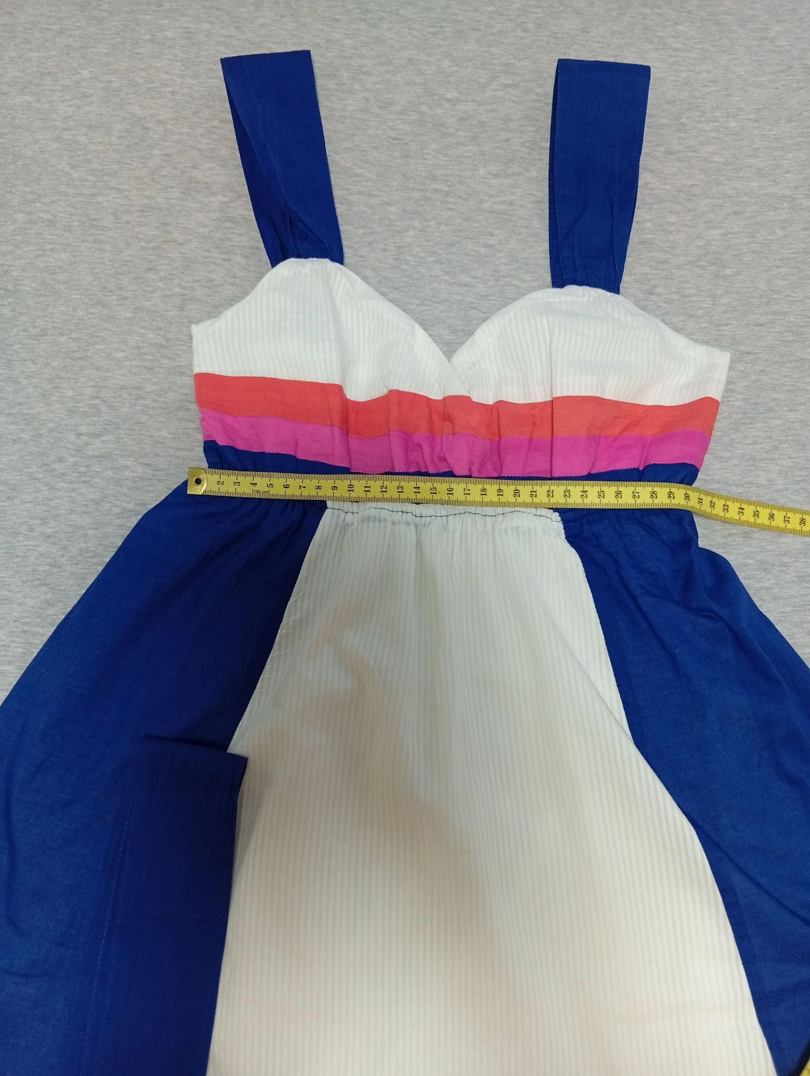 Robe d'été à bretelles et un décolleté en V avantageux – photo 7